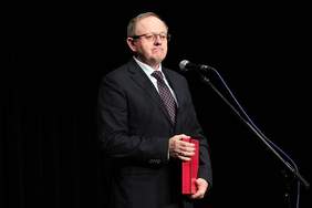 Pokaż zdjęcie: Dyrektor Andrzej Michalski na scenie
