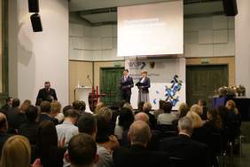 Pokaż zdjęcie: Przywitanie gości przez prowadzących spotkanie