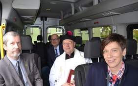 Pokaż zdjęcie: Anna Skupień, dyrektor Oddziału Wielkopolskiego PFRON w busie przeznaczonym dla Środowiskowego Domu Samopomocy w Miłaczewie