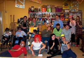 Pokaż zdjęcie: Sensoryczne Andrzejki w Stowarzyszeniu „Żurawinka” w Poznaniu