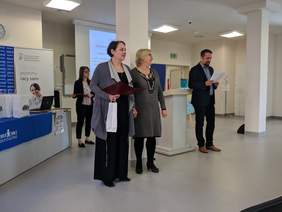 Pokaż zdjęcie: Nagrodę idola odbiera Pani Krystyna Maksymowicz