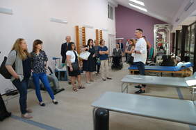 Pokaż zdjęcie: Uczestnicy z Polski zwiadzają Centrum metodologiczne prowadzące szkolenia dla instytucji realizujacych usługi rehabilitacyjne