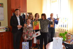 Pokaż zdjęcie: Na zdjęciu znajduje się 2 mężczyzn i 4 kobiety. Laureaci konkursu trzymają w rękach nagrody.