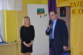 Pokaż zdjęcie: Pan_Andrzej_Michalski_Dyrektor_Oddzia_u__wi_tokrzyskiego_PFRON_w_Kielcach_sk_ada_gratulacje_Fot__WTZ_w_Osinach.jpg