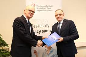 Pokaż zdjęcie: Dyrektor Andrzej Michalski przekazuje umowę