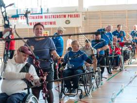 Pokaż zdjęcie: zawodnicy strzelają z łuku