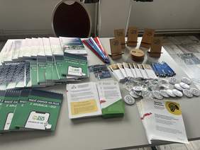 Pokaż zdjęcie: Blat z ulotkami PFRON dotyczącymi wypożyczalni sprzętu