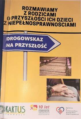 Strona tytułowa opracowania, na żółtym tle tytuł pracy i projektu, zdjęcie splecionych, pomarszconych dłoni oraz drugie - drewnianego pomostu, który okalają różowe serca na patykach