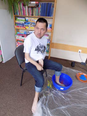 Podopieczny WTZ w Lipnie podczas tworzenia pracy na konkurs. Zdjęcie pochodzi ze zbiorów WTZ w Lipnie. 