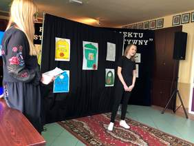 Pokaż zdjęcie: Uczestniczka projektu podczas prezentacji teatralnej