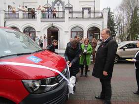 Pokaż zdjęcie: Uroczystość przekazania busa dla mieszkańców Domu Pomocy Społecznej w Psarskim