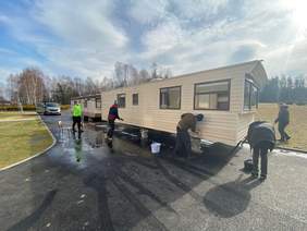 5 mężczyzn pracuje przy tzw. domkach holenderskich