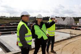 Pokaż zdjęcie: Burmistrz Robert Krupowicz wizytuje budowę