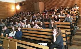 Słuchacze wykładu, prowadzonego na Wydzioale Pedagogiki UMK przez Dyrktor Kujawqsko-Pomorskiego Oddziału PFRON - ALeksandrę Gierej