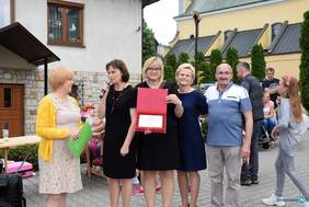 Pokaż zdjęcie: Marta Mordarska, dyrektor Małopolskiego Oddziału PFRON podczas wręczania grawertonu z okazji 20-lecia działalności Stowarzyszenia "Przystań" z Tymbarku.