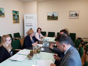 Pokaż zdjęcie: Pierwsza umowa w 2019 r. w ramach programu „STABILNE ZATRUDNIENIE – osoby niepełnosprawne w administracji i służbie publicznej” zawarta z Powiatem Krakowskim