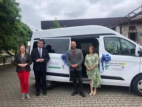 Pokaż zdjęcie: Na tle mikrobusa stoją Dyrektor Oddziału wraz z Kierownikiem WTZ i Zastępcą Burmistrza Żar