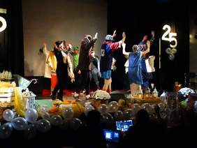 Pokaż zdjęcie: Uczestnicy Warsztatu przygotowali krótkie przedstawienie wykorzystując wiersz Jana Brzechwy pt. „Rzepka”