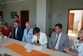 Pokaż zdjęcie: Podpisanie przez Annę Skupień, dyrektor Oddziału Wielkopolskiego PFRON potokołu przekazania busa dofinansowanego ze środków PFRON dla podopiecznych Dziennego Domu Seniora w Zbąszyniu