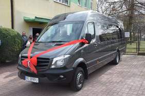 Pokaż zdjęcie: Uroczystość przekazania busa dla podopiecznych Środowiskowego Domu Samopomocy „Tulipan” w Kaliszu