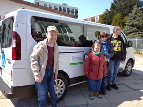 Pokaż zdjęcie: Czworo uśmiechniętych Uczestników WTZ os. Dywizjonu 303 pozuje na tle nowego samochodu