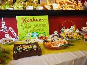 Pokaż zdjęcie: Stół z wyeksponowanymi ciastami i ciastkami zgłoszonymi w konkursie cukeirniczym