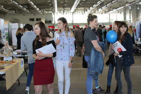 Pokaż zdjęcie: Uczestnicy Targów Pracy