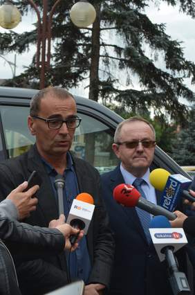 Pokaż zdjęcie: dyrektor Andrzej Michalski wraz z kierownikiem WTZ udziela wywiadu 