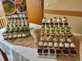 Pokaż zdjęcie: Deserki w małych pojemnikach ustawione na stojakach