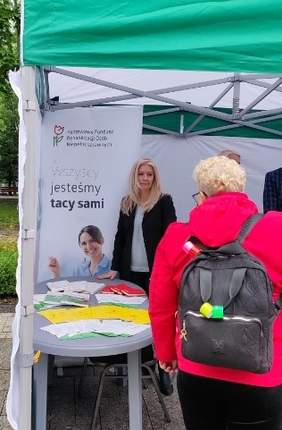 Pokaż zdjęcie: Ekspert  Agnieszka Matałowska, udziela odpowiedzi na  pytania zadawane przez uczestników Senioriady