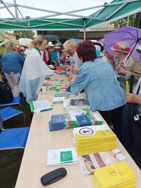 Pokaż zdjęcie: Stoisko informacyjne PFRON