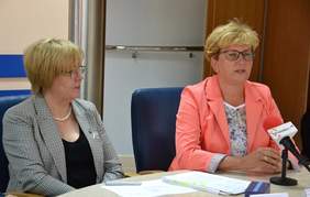 Pokaż zdjęcie: Marta Mordarska, Dyrektor Małopolskiego Oddziału PFRON w obecności Wiceminister Józefy Szczurek-Żelazko podpisuje umowy w ramach Programu Wyrównywania Różnic Między Regionami III w Powiecie Tarnowskim