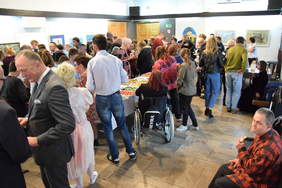 Goście oglądający prace w galerii WDK