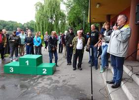 Pokaż zdjęcie: Odczytanie wyników zawodów przez Tadeusza Skibę - prezesa Stowarzyszenia Pomocy Socjalnej Gaudium et Spes  