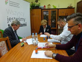 Pokaż zdjęcie: podpisanie umowy przez Alicję Wajchert Prezes ZPCHr TEXPOL sp. z o.o. i pełnomocników PFRON Władysława Skwarki i Jarosława Madaja. Przygotowanie dokumentacji do umowy przez Przemysława Suligorskiego Specjalistę PFRON