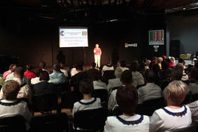 Pokaż zdjęcie: Publiczność w trakcie występu jednej z solistek