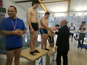 Pokaż zdjęcie: Dekoracja medalowa zwycięzców