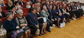 Uczestnicy uroczystości siedzą na widowni