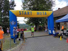 Pokaż zdjęcie: Meta biegu na 2,5 km - pierwszy zawodnik 