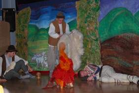 Uczestnicy spotkania Bożonarodzeniowego w WTZ Caritas w Ropczycach