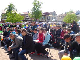 Uczestnicy wydarzenia zgromadzeni na Placu Bartosza Głowackiego w Tarnobrzegu