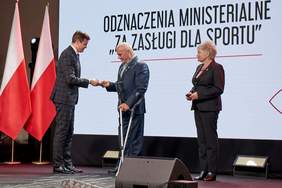 Pokaż zdjęcie: Pan Krzysztof Głombowicz odbiera odznakę z rąk Ministra Sportu i Turystyki Pana Witolda Bańki