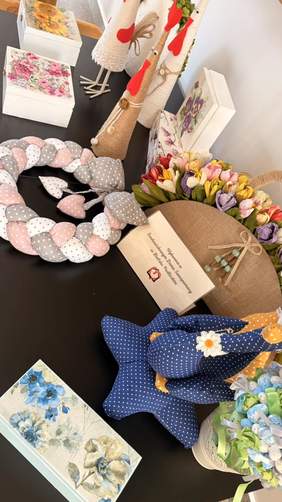 Pokaż zdjęcie: Rękodzieło wykonane przez uczestników ŚDS – dekoracje, ozdoby i prace artystyczne zaprezentowane podczas jubileuszu.