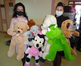 Pokaż zdjęcie: Panie z Fundacji niosą misie