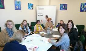 Pokaż zdjęcie: Pracownicy Urzędu Miasta w Andrychowie podpisują umowy na dofinansowanie kosztów szkolenia z języka migowego