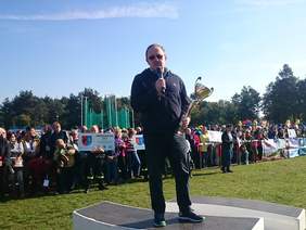 Pokaż zdjęcie: Dyrektor Oddziału Świętokrzyskiego PFRON Andrzej Michalski zabiera głos podczas Festiwalu Aktywności Ruchowej