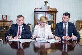 Pokaż zdjęcie: Marszałek Witold Kozłowski, Dyrektor Marta Mordarska oraz Wicemarszałek Łukasz Smółka podczas podpisywania umowy w ramach Programu "Stabilne Zatrudnienie"