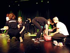 Pokaż zdjęcie: Widowisko teatralne w wykonaniu uczestników Środowiskowego Domu Samopomocy