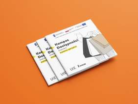 Pokaż zdjęcie: Zdjęcie jest infografiką. Na pomarańczowym tle znajdują się trzy egzemplarze poradnika "Kompas dostępności". Widać jedynie okładki. 