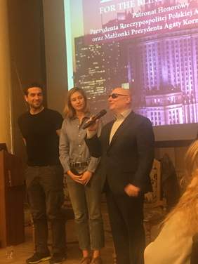 Pokaż zdjęcie: Marek Kalbarczyk Prezes Fundacji wraz z artystami